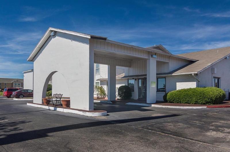 Studio Inn Extended Stay Oklahoma City Airport By Oyo Bagian luar foto